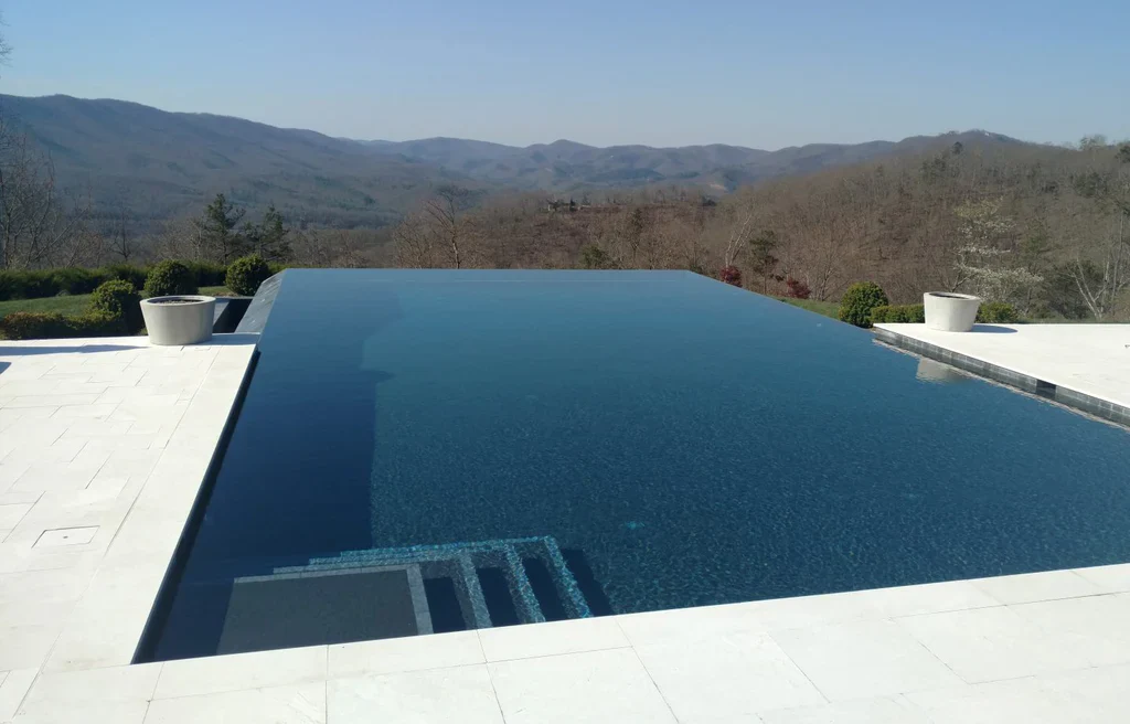 Guía completa sobre revestimientos cementicios para piscina.